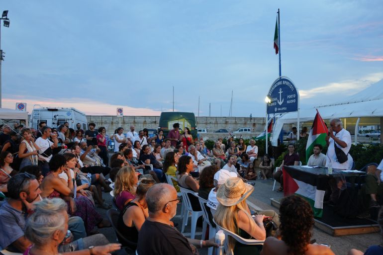 أنشطة فنية ورسومات أطفال.. مدينة غاليبولي تستضيف سفينة حنظلة قبل بداية رحلتها لكسر الحصار عن غزة