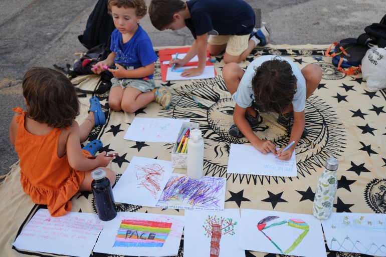 أنشطة فنية ورسومات أطفال.. مدينة غاليبولي تستضيف سفينة حنظلة قبل بداية رحلتها لكسر الحصار عن غزة