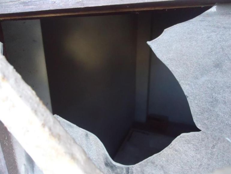 _خاص بالجزيرة نت -مبني القنصليات تحولت إلى أطلال منسية، نوافذها موصده، وأبوابها متهالكة،