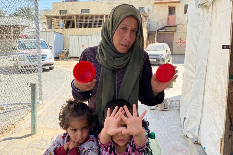 لا تمتلك دلال أبو عاصي حساب بنكي أسوة بكثير من الغزيين ما يعوق استخدامهم للدفع الالكتروني عبر التطبيق البنكي