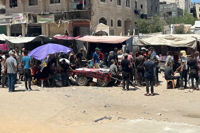 بسبب الحرب غابت المحلات التقليدية والتجار المحترفون وتحوّلت الأسواق إلى مكان فوضوي يعرض كميات محدودة من السلع