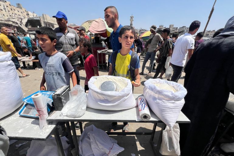 بينما تواصل الأسعار ارتفاعها، لا يجد الناس في غزة خيارا سوى شراء كميات محدودة من السلع الأساسية، مثل الدقيق، بأسعار مرتفعة