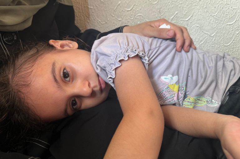 شام ابنة الشهيد أنس الشريف بعد عودتها من زيارة لخيمة والدها على باب مجمع الشفاء حيث لم تجد الخيمة ولم تجد والدها