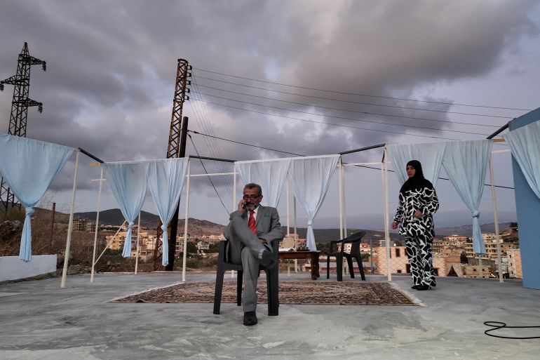 الفنانان حسين شكرون ووفاء شرارة في لوحة تمثيلية على خشبة المسرح (الجزيرة)