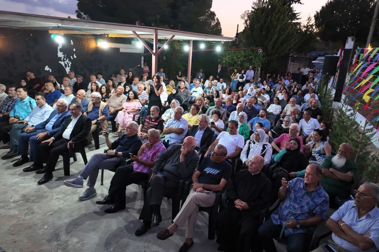 حشد من الفعاليات الثقافية وأهالي المنطقة شاركوا في افتتاح مسرح الهواء الطلق للفنان حسين شكرون (الجزيرة)