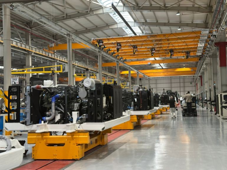 وزير الاقتصاد والصناعة السوري نضال الشعار ونظيره التركي محمد فاتح كاجر يشهدان على اخراج أول عينة إنتاج مشترك (الجزيرة)