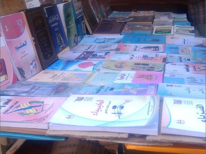 أزمة الكتب المدرسية خلقت سوقا سوداء لبيعها (الجزيرة نت)