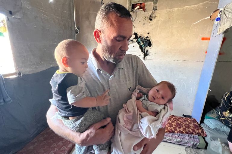 عبد الرحمن الجليس يرعى 14 من أحفاده الأيتام وأصغرهم (على اليمين) طفلة عمرها أسبوعين