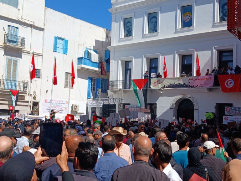 جانب من أنصار اتحاد الشغل في احتجاج للدفاع عن منظمتهم/مقر اتحاد الشغل/العاصمة تونس/مايو/آيار 2025 (خاصة)