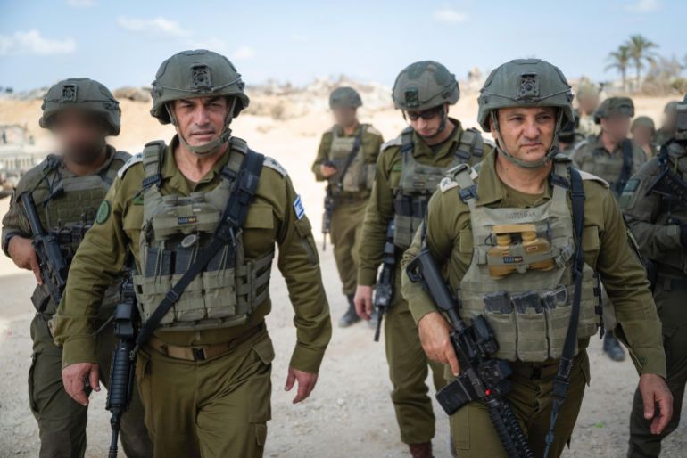 رئيس الأركان، الجنرال أيال زامير، بجولة ميدانية في قطاع غزة، الأحد، برفقة قائد قيادة المنطقة الجنوبية، اللواء ينيف عاشور، قادة الألوية وقادة آخرين..(جميع الصور من تصوير المتحدث باسم الجيش الإسرائيلي التي عممها للاستعمال الحر لوسائل الإعلام)