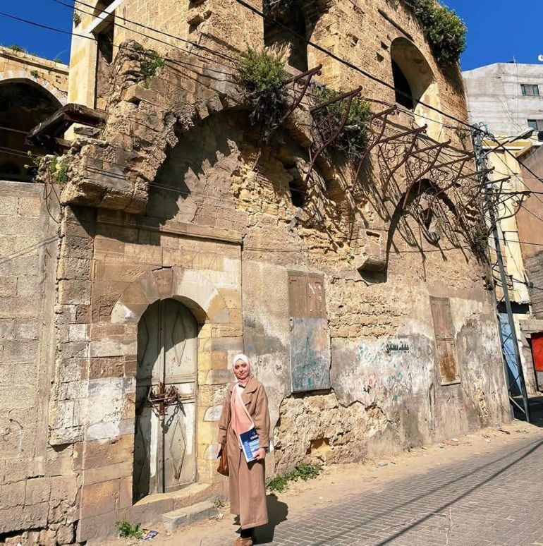 المعمارية والفنانة الفلسطينية تتجوّل بين أزقة البلدة القديمة، باحثة عن تفاصيل تُحاكي ذاكرة المكان.