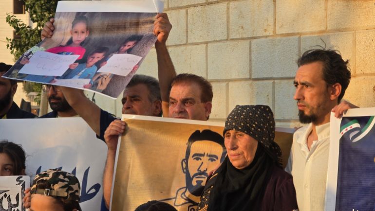 صور خاصة بالجزيرة نت للوقفة التي نظمها الدفاع المدني السوري للمطالبة بالأفراح عن حمزة العمارين