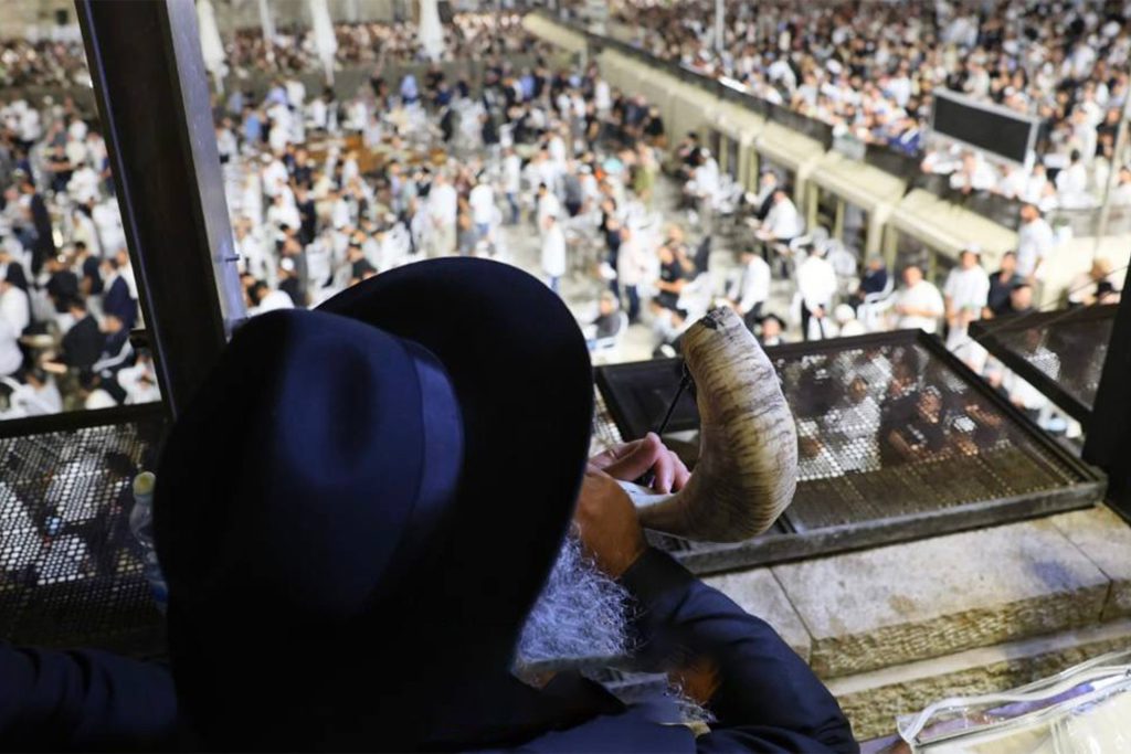 مستوطنون يقتحمون الأقصى وآلاف يواصلون التدفق إلى ساحة حائط البراق