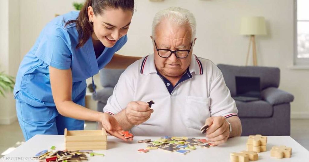 علماء يكتشفون أن نقص عنصر غذائي “شائع” قد يسبب الزهايمر