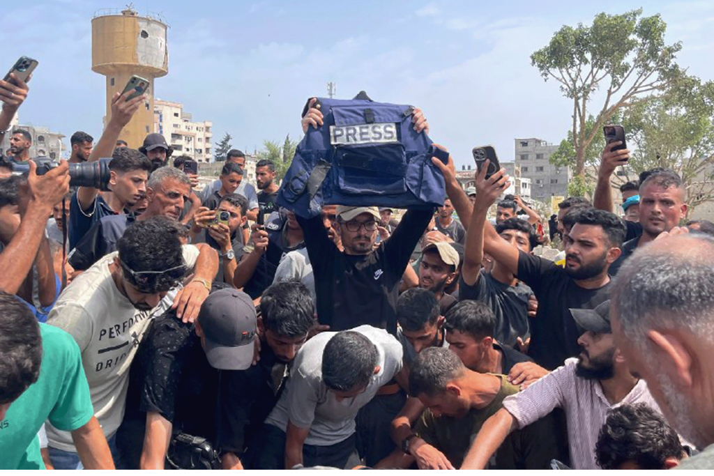 يوم أسود للصحافة.. هكذا عالجت الصحف الفرنسية اغتيال أنس الشريف