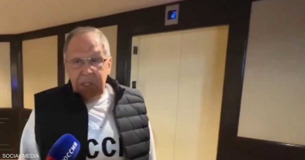 قمة ألاسكا.. لافروف يلفت الأنظار بـ”سويت شيرت” تاريخي