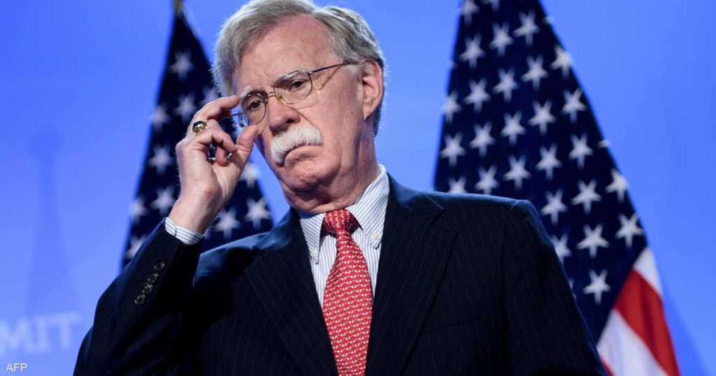 بحثا عن معلومات سرية.. مداهمة منزل مستشار ترامب السابق