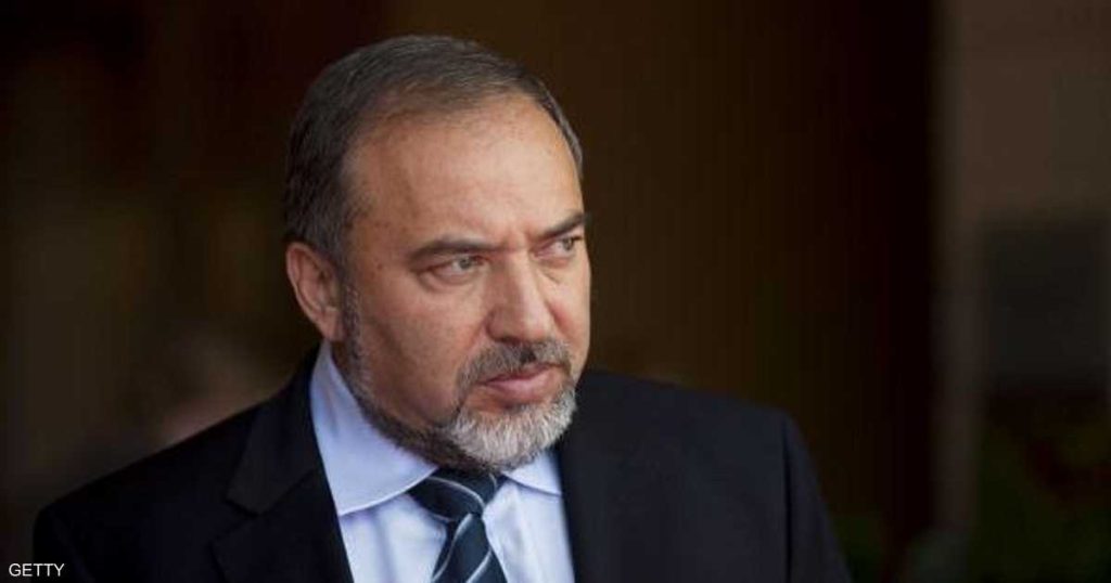 مثير للشفقة ومذعور.. ليبرمان يشن هجوما لاذعا على غانتس