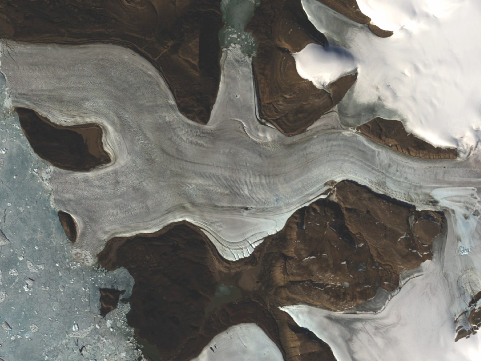 بحيرة خفية تحت جليد غرينلاند تفجر سطحه وتدهش العلماء