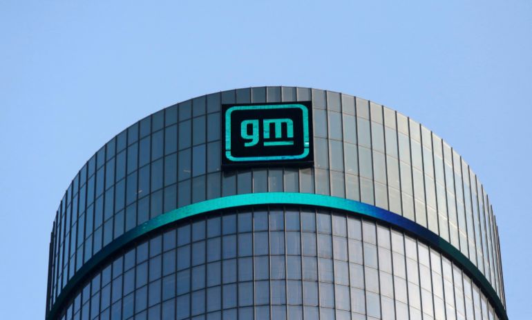 FILE PHOTO: The new GM logo is seen on the facade of the General Motors headquarters in Detroit, Michigan, U.S., March 16, 2021. Picture taken March 16, 2021 رويترز