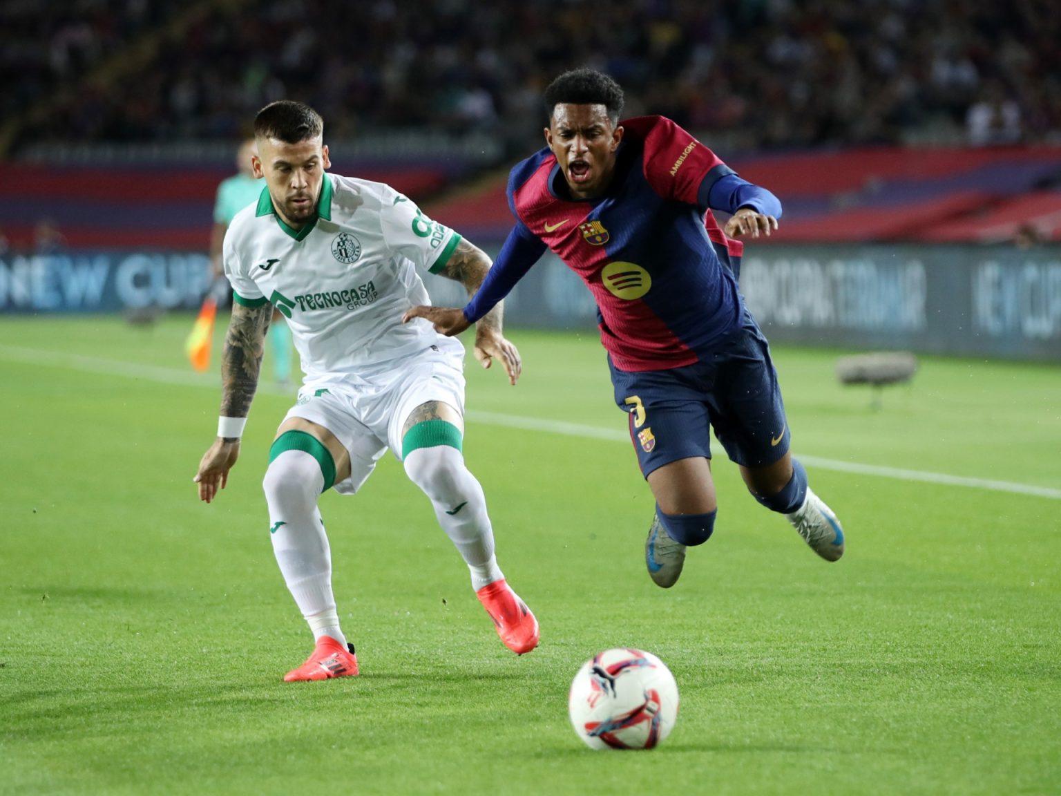 إصابة غريبة لنجم برشلونة السابق بسبب هجوم كلب