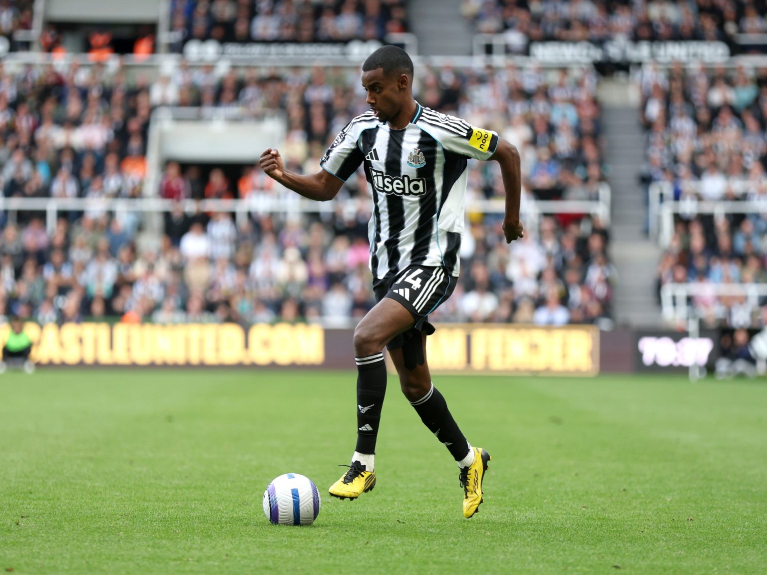 نيوكاسل يرفض عرضا من ليفربول للتعاقد مع إيزاك