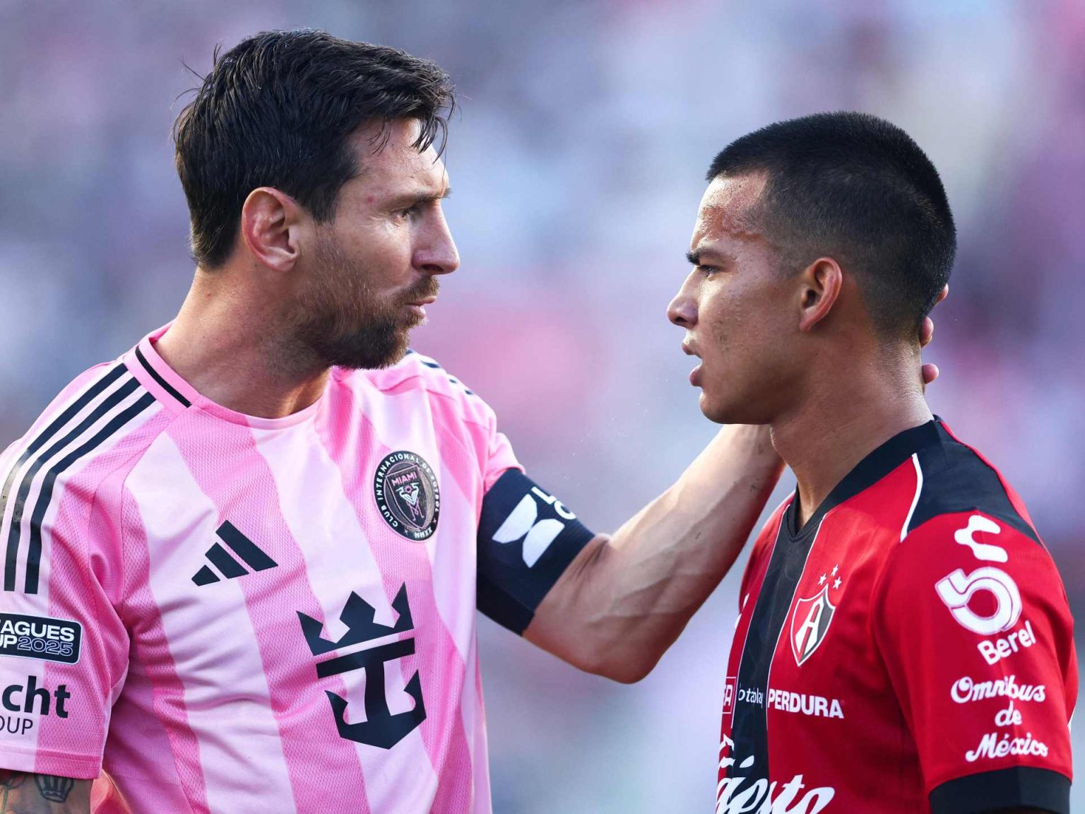 شاهد.. ميسي يعتذر للاعب أطلس المكسيكي ويهديه قميصه