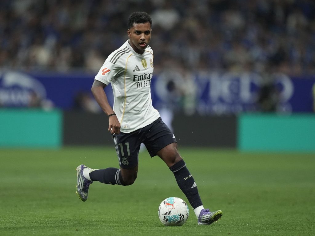 شاهد.. رودريغو لاعب ريال مدريد غاضب ويشتم ألونسو بعد استبداله