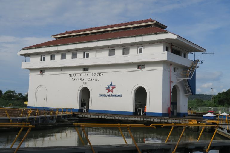 هيئة قناة بنما حيث يتم توجية السفن المارة من هذه البرج التاريخي