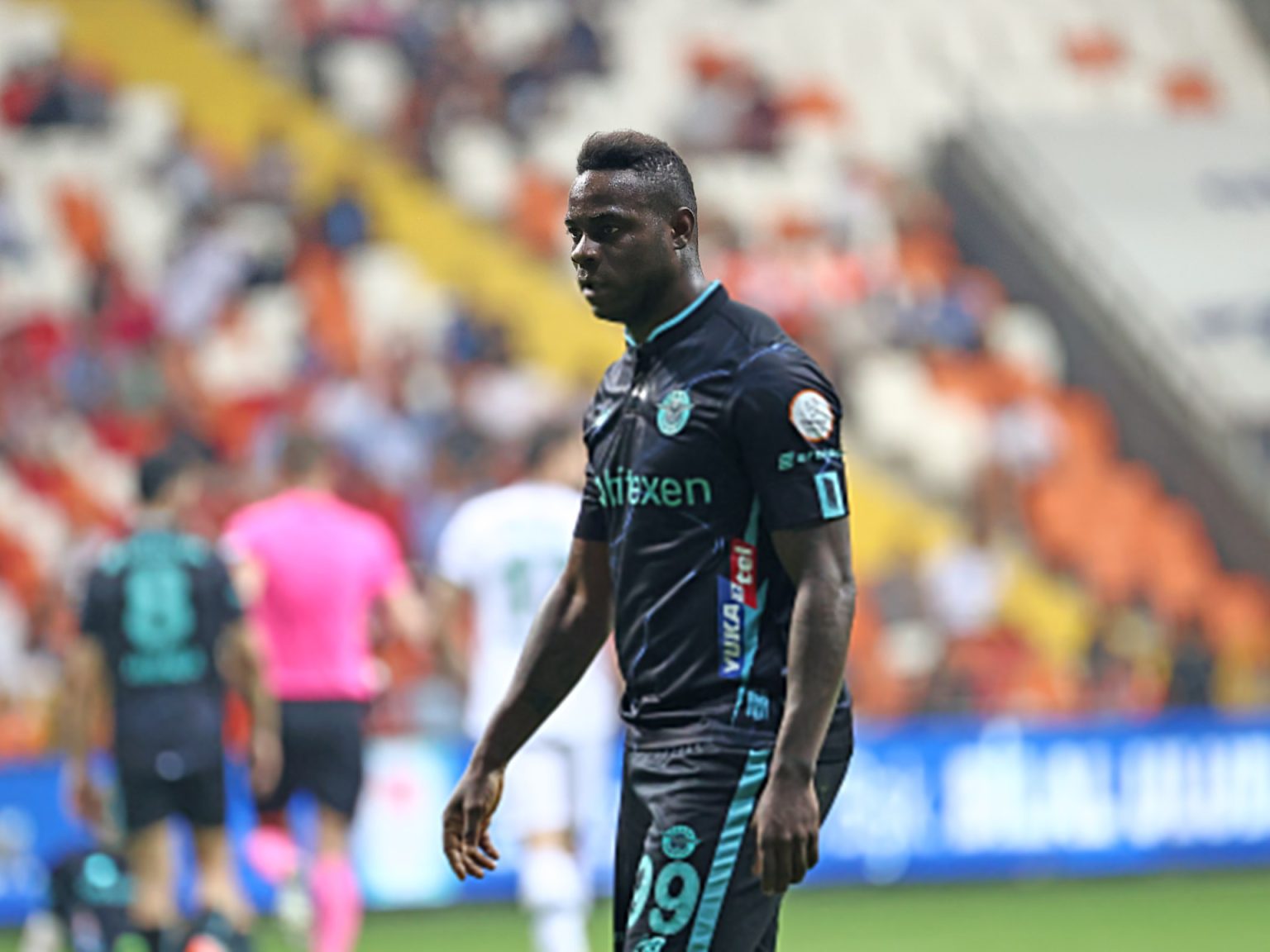 بالوتيلي: أحلم باللعب لريال مدريد وقضيت فترة رائعة مع برشلونة