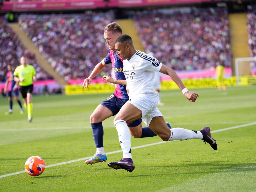 هل يُطيح ريال مدريد بغريمه برشلونة من عرش الليغا؟