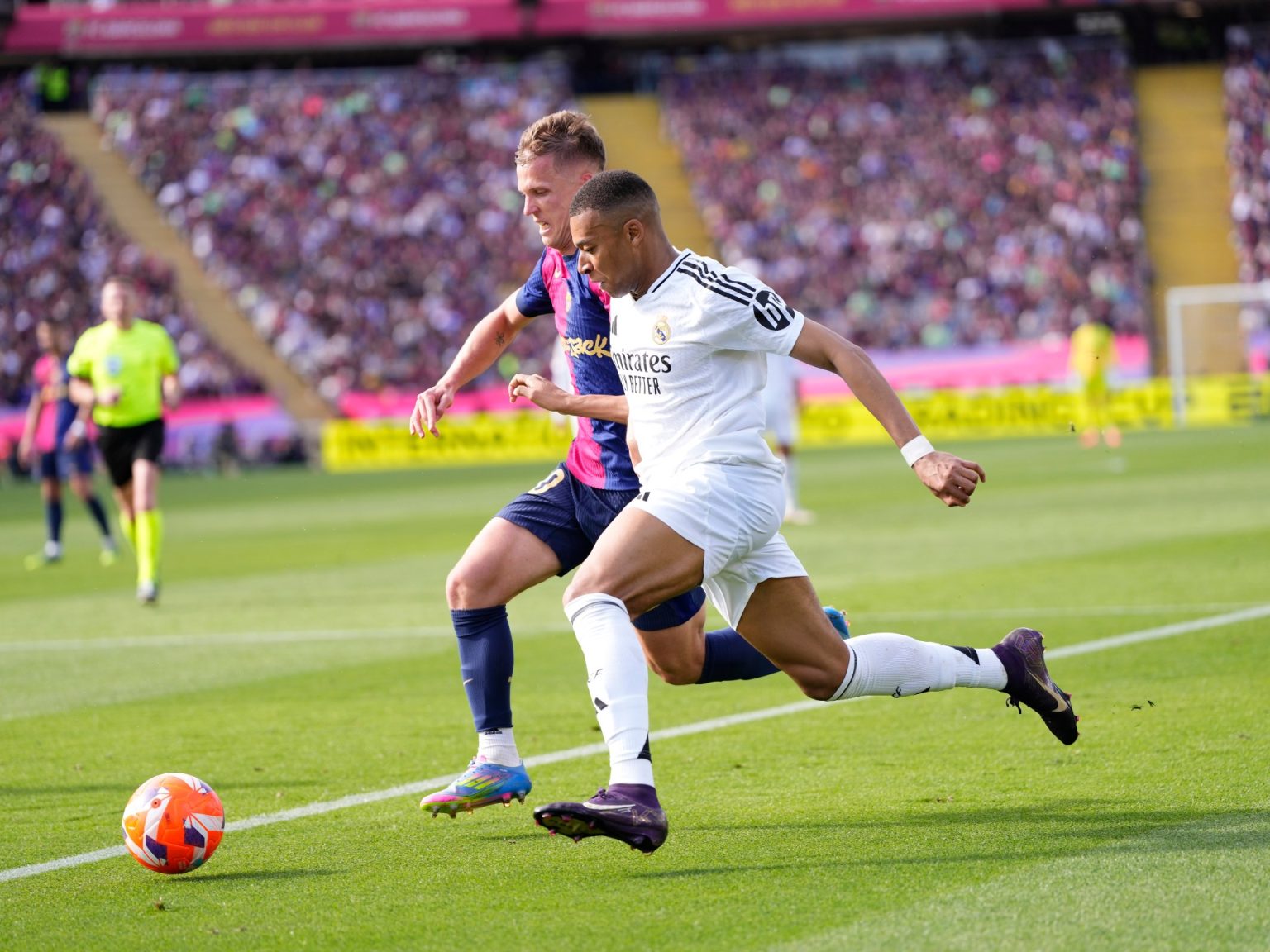 هل يُطيح ريال مدريد بغريمه برشلونة من عرش الليغا؟