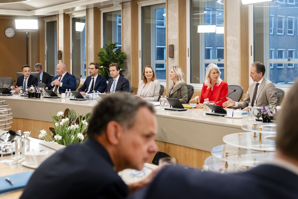 استقالات متلاحقة في الحكومة الهولندية بسبب الموقف من إسرائيل وحماس تشيد