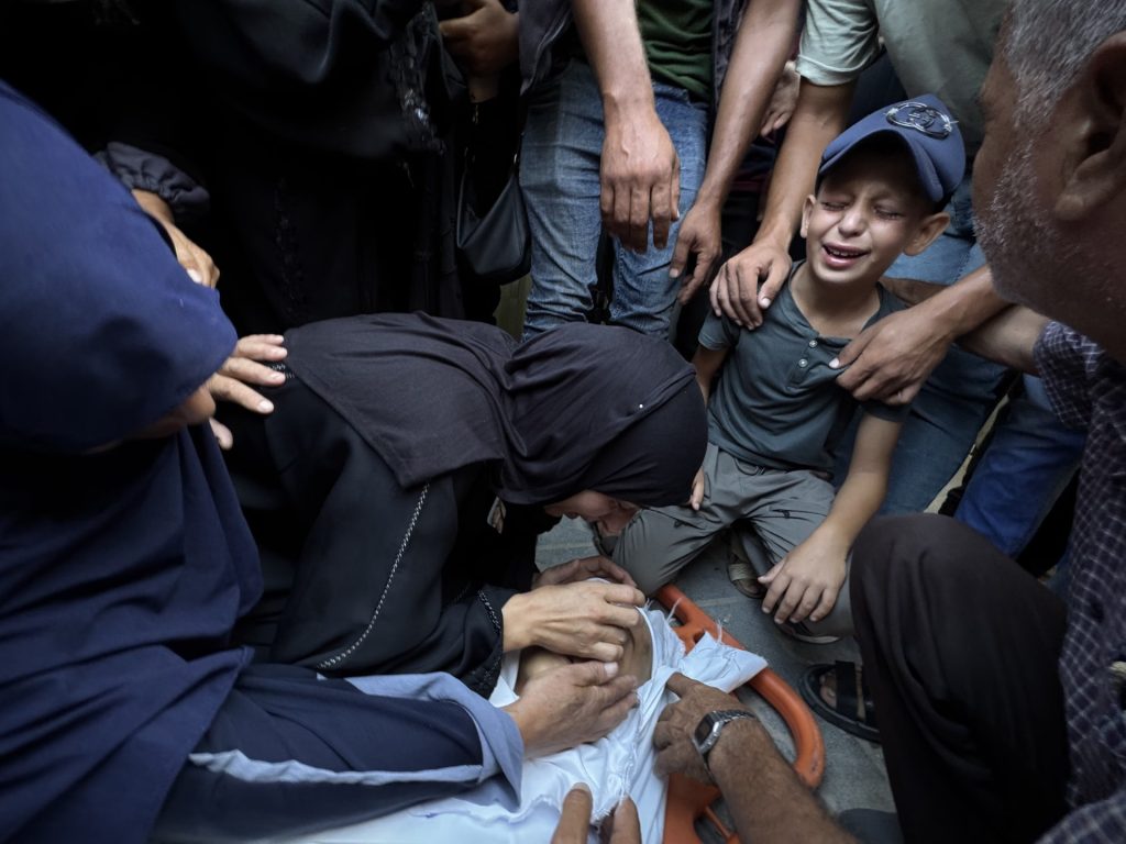 الاحتلال يرتكب مجزرة بحق النازحين في خان يونس ويستهدف المجوّعين