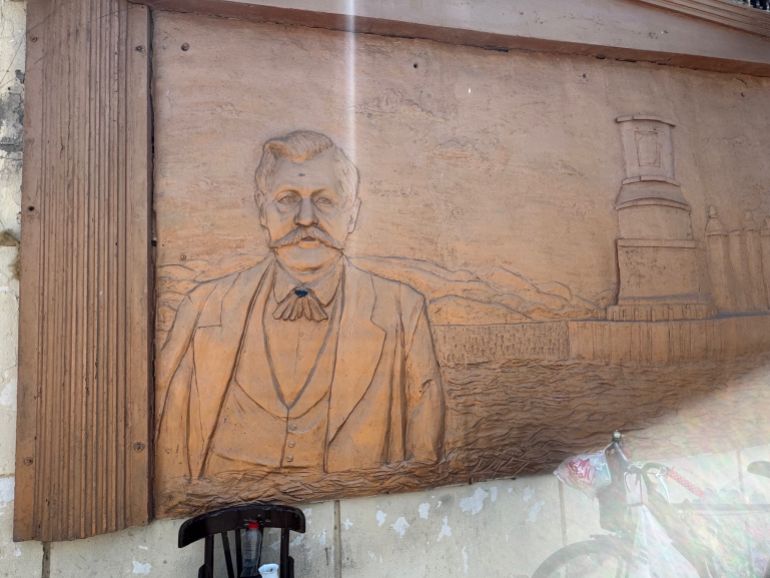 صورة لدي ليسيبس على جدار مبنى بجوار موقع قاعدة تمثاله في مدينة بور سعيد على بعد امتار من مجرى قناة السويس