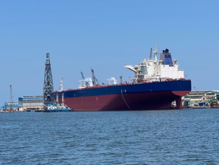 أحد السفن العابرة لقناة السويس من مدخلها الشمالي