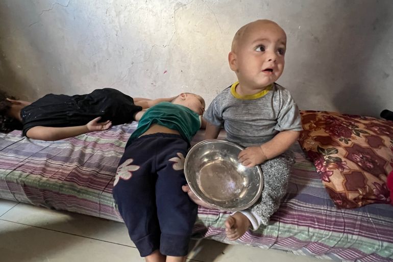 من شدة الجوع لا يجد الأطفال الأيتام سوى النوم للتخفيف من آلام غياب الطعام