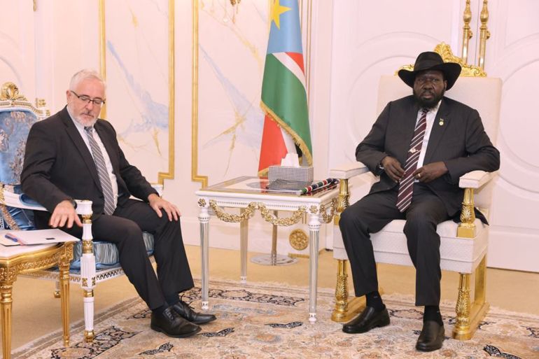 السفير الاسرائيلي لجنوب السودان يقدم برقية تهنئة من الرئيس الاسرائيلي لرئيس دولة جنوب السودان (صفحة رئاسة الجمهورية)