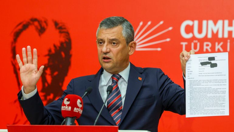 أوزغور أوزال خلال مؤتمر اليوم- حزب الشعب الجمهوري