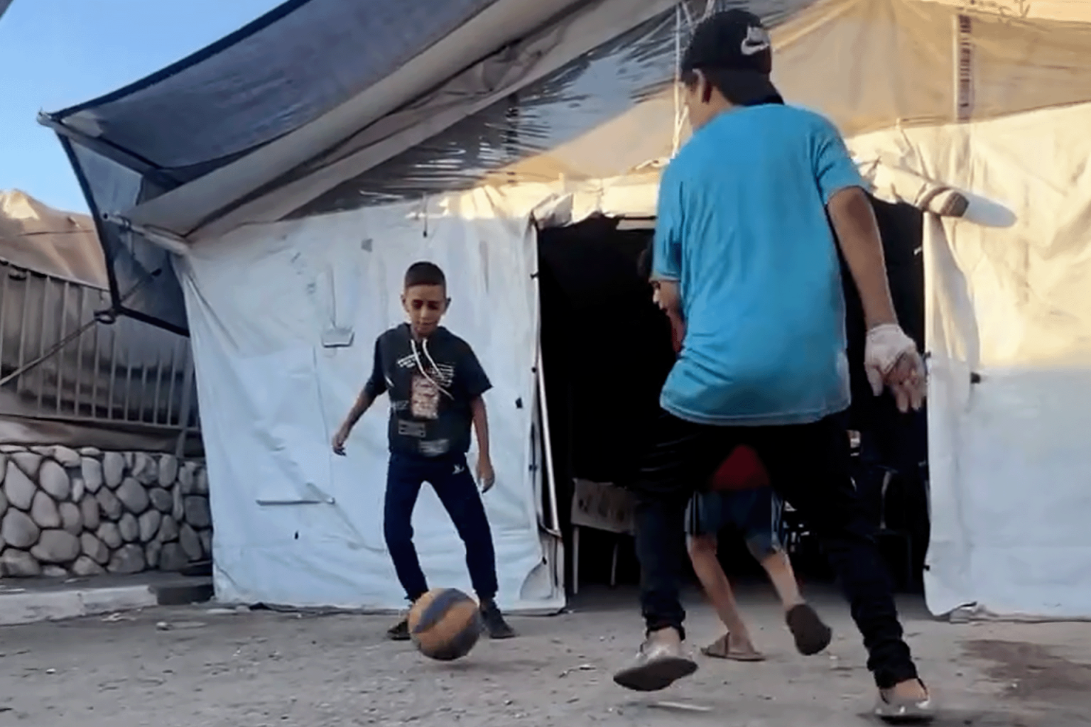 شاهد.. كرة القدم تصنع فرحة أطفال غزة وسط التجويع والقتل