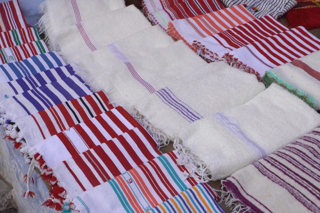 خيوط حمراء وذاكرة أندلسية.. نول “الدرازة” المغربي يقاوم غزو الموضة | أسلوب حياة