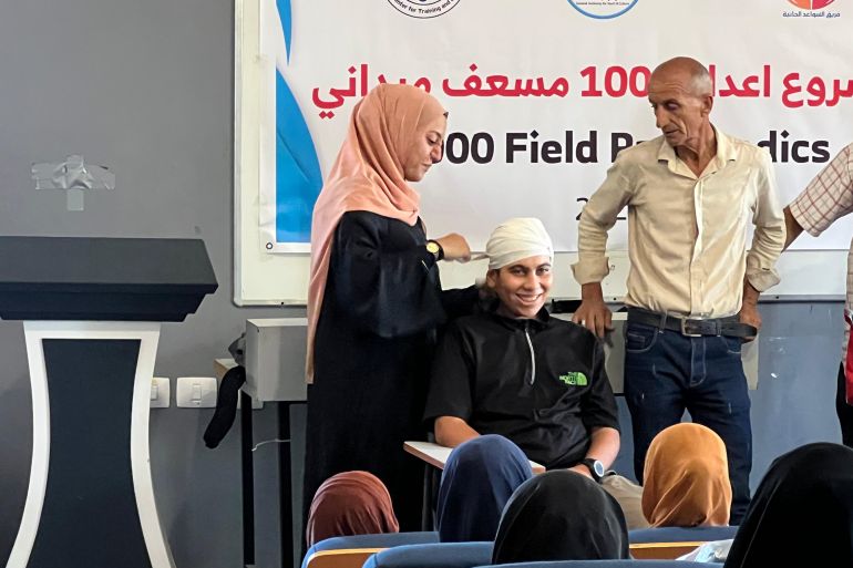 ذكور وإناث يتلقون تدريبا مكثفا على مهارات الإسعاف الأولي في جنوب قطاع غزة