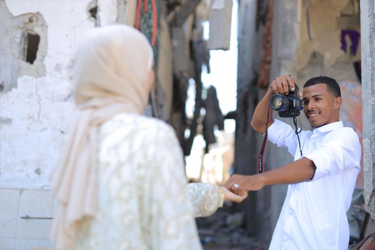 الصحفيان محمد سلامة وهلا عصفور يعقدان قرانهما وسط الدمار في مدينة دير البلح الجزيرة