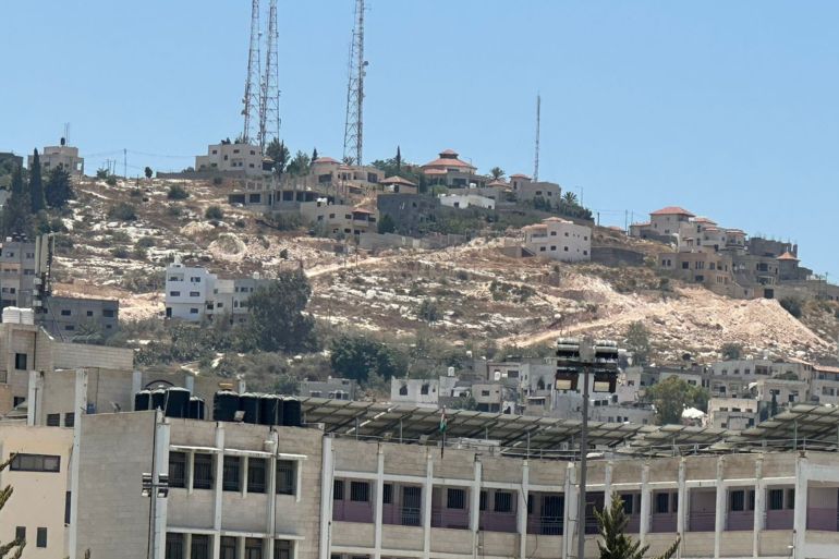 جانب من مخيم جنين ويظهر شق الاحتلال طرقا جديدة بداخله