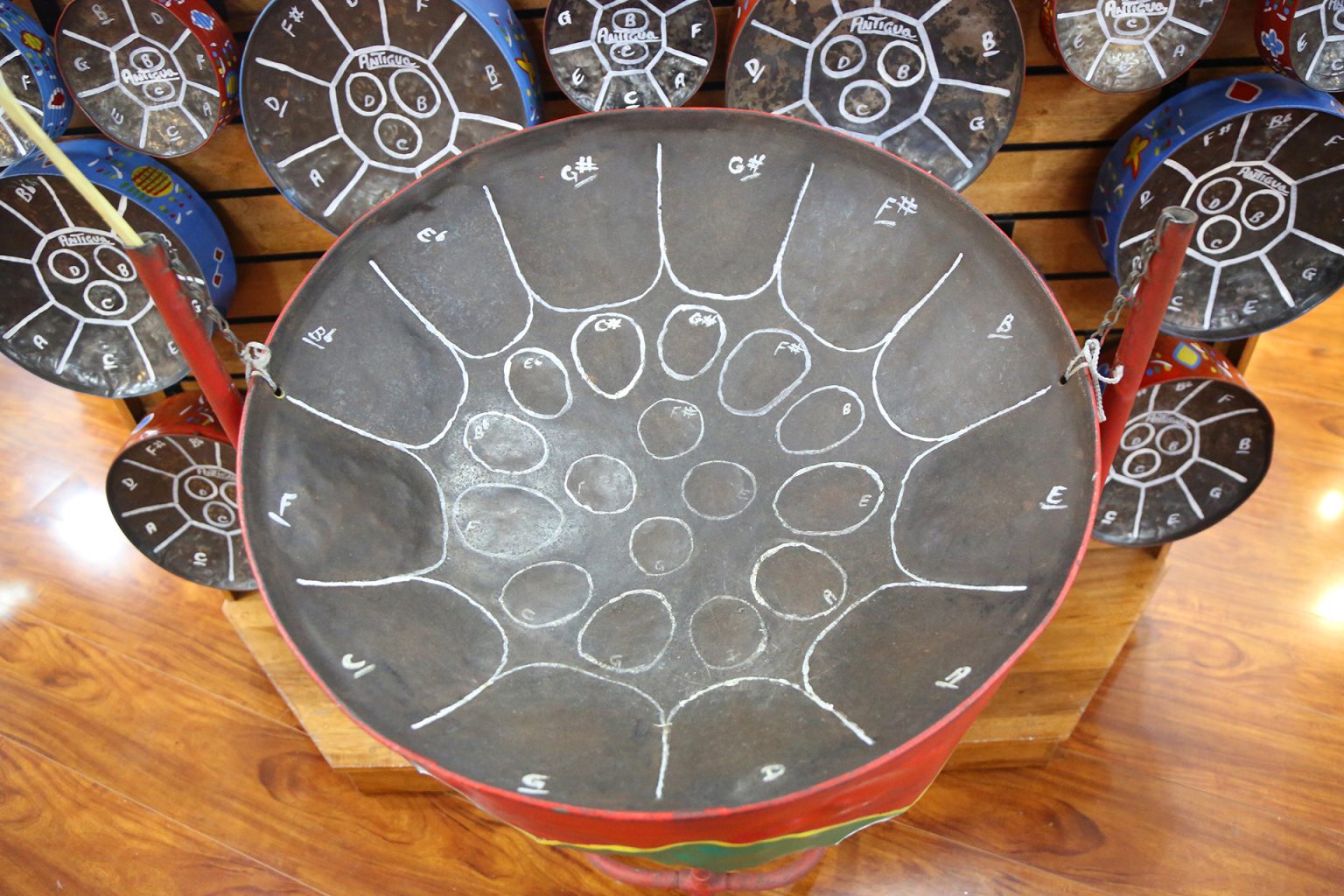 طبول الـ”ستيل بان”.. موسيقى برميل الزيت التي أدهشت البريطانيين | فن