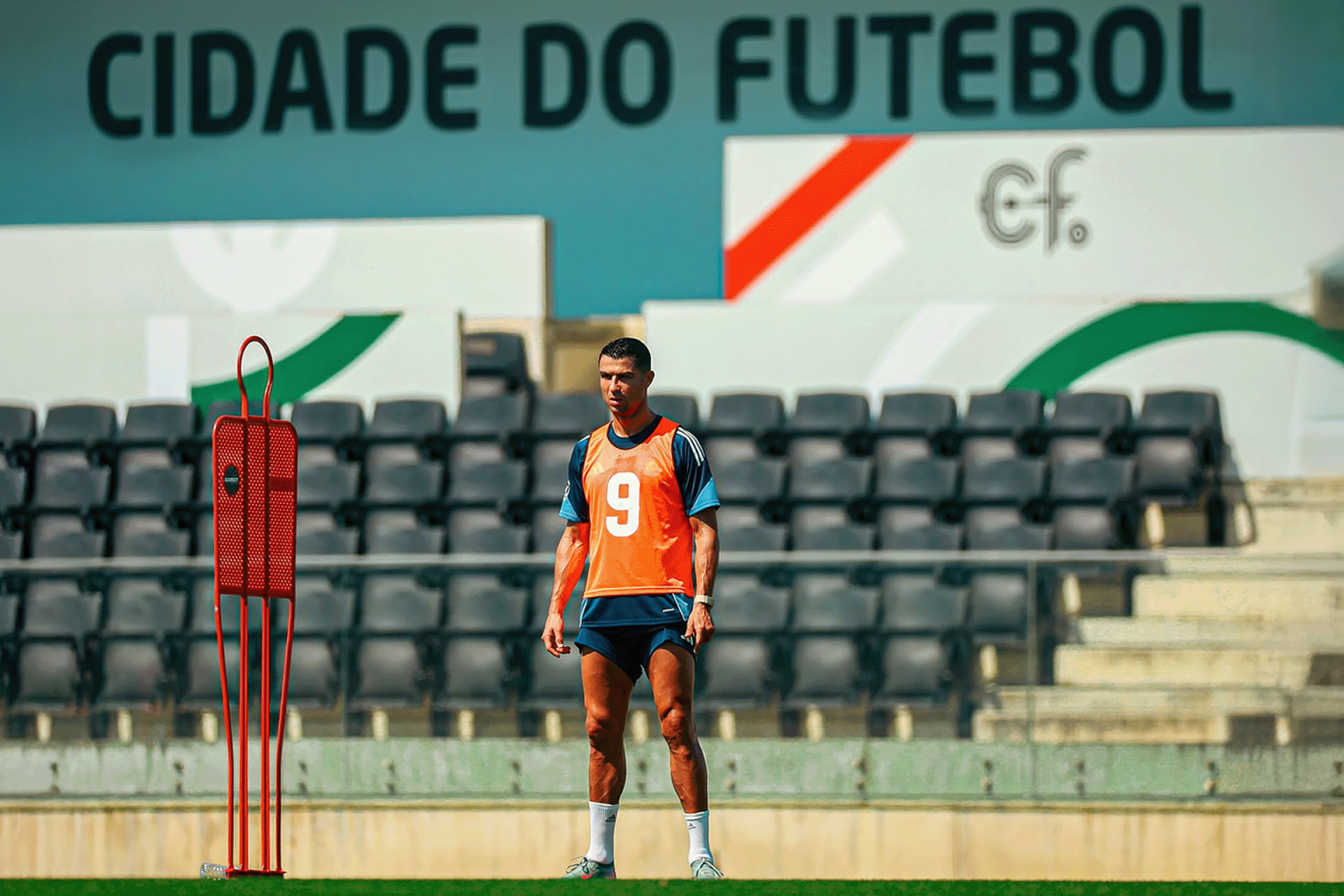 هل تنازل رونالدو عن رقم قميصه الأسطوري لجواو فيليكس؟