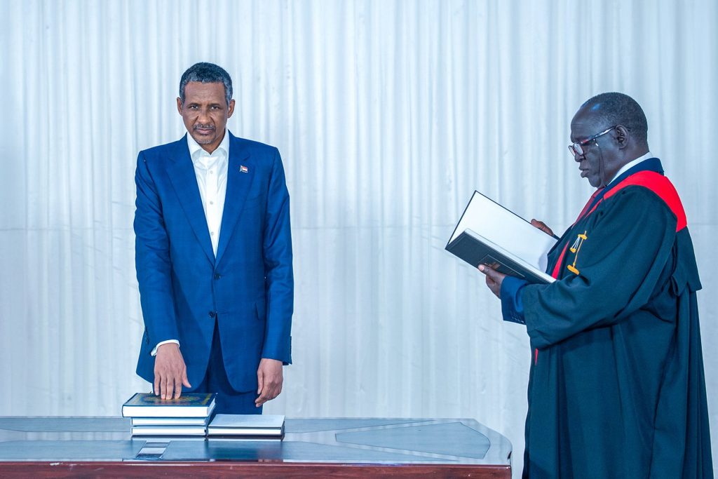 حميدتي يؤدي اليمين رئيسا للمجلس الرئاسي للحكومة الموازية بالسودان