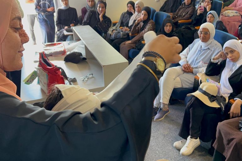 متدربة ضمن مشروع لتدريب ألف مسعف في قطاع غزة