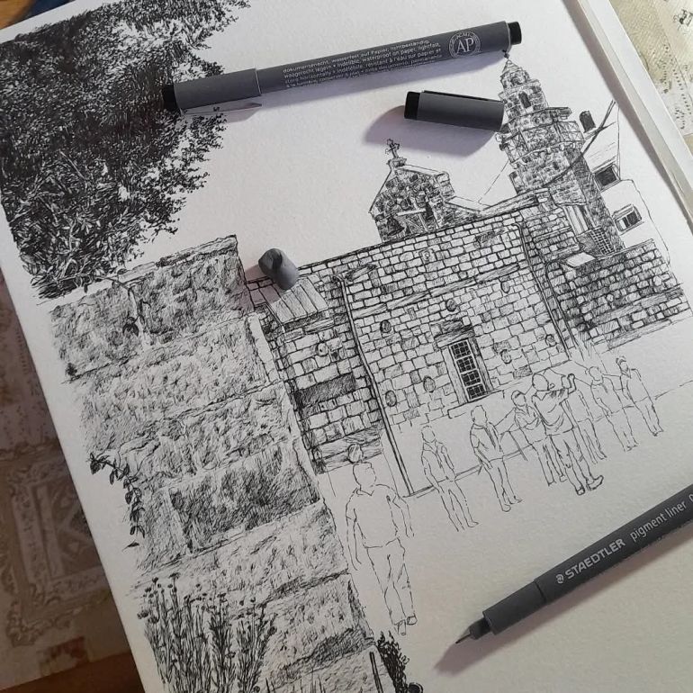 رسم يدوي لأزقة البلدة القديمة وبيوتها الحجرية، يعكس الطابع المعماري والروح التراثية التي يسعى الكتاب لتوثيقها.