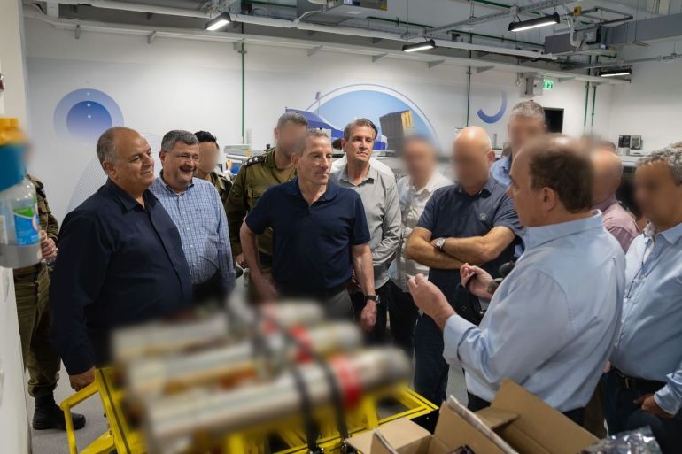 مدير عام وزارة الدفاع برعام يتفقد شركة "رفائيل"، وهي كبرى شركات الصناعات العسكرية الإسرائيلية. المتحدث باسم وزارة الدفاع الإسرائيلية التي عممها للاستعمال الحر لوسائل الإعلام